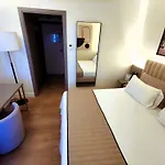 Vittoria Parc فندق 4*