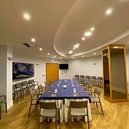מלון Vittoria Parc 4*